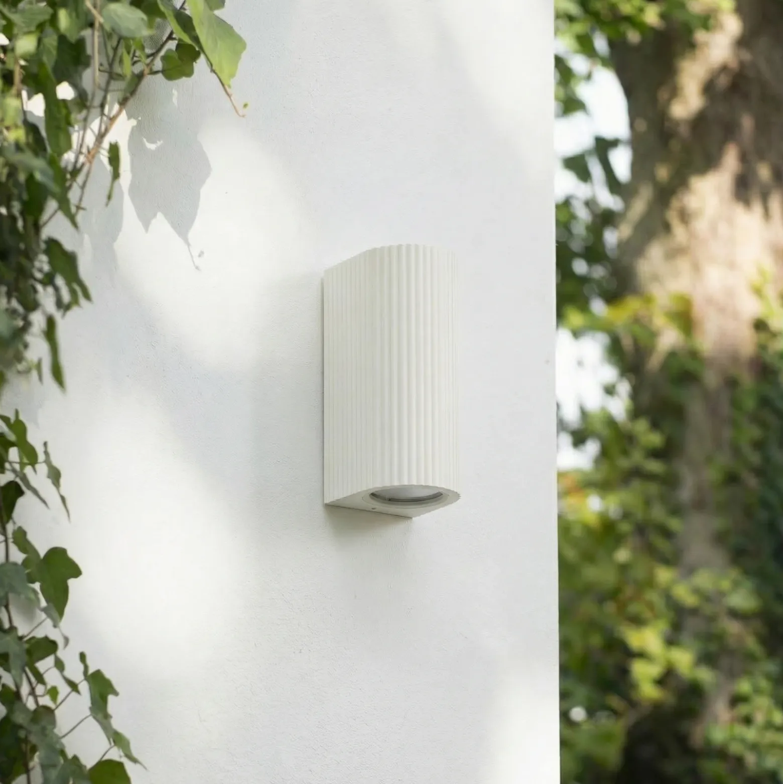 Aplique de exterior Lindby Aluvo, blanco, 16 cm, IP65, estriado