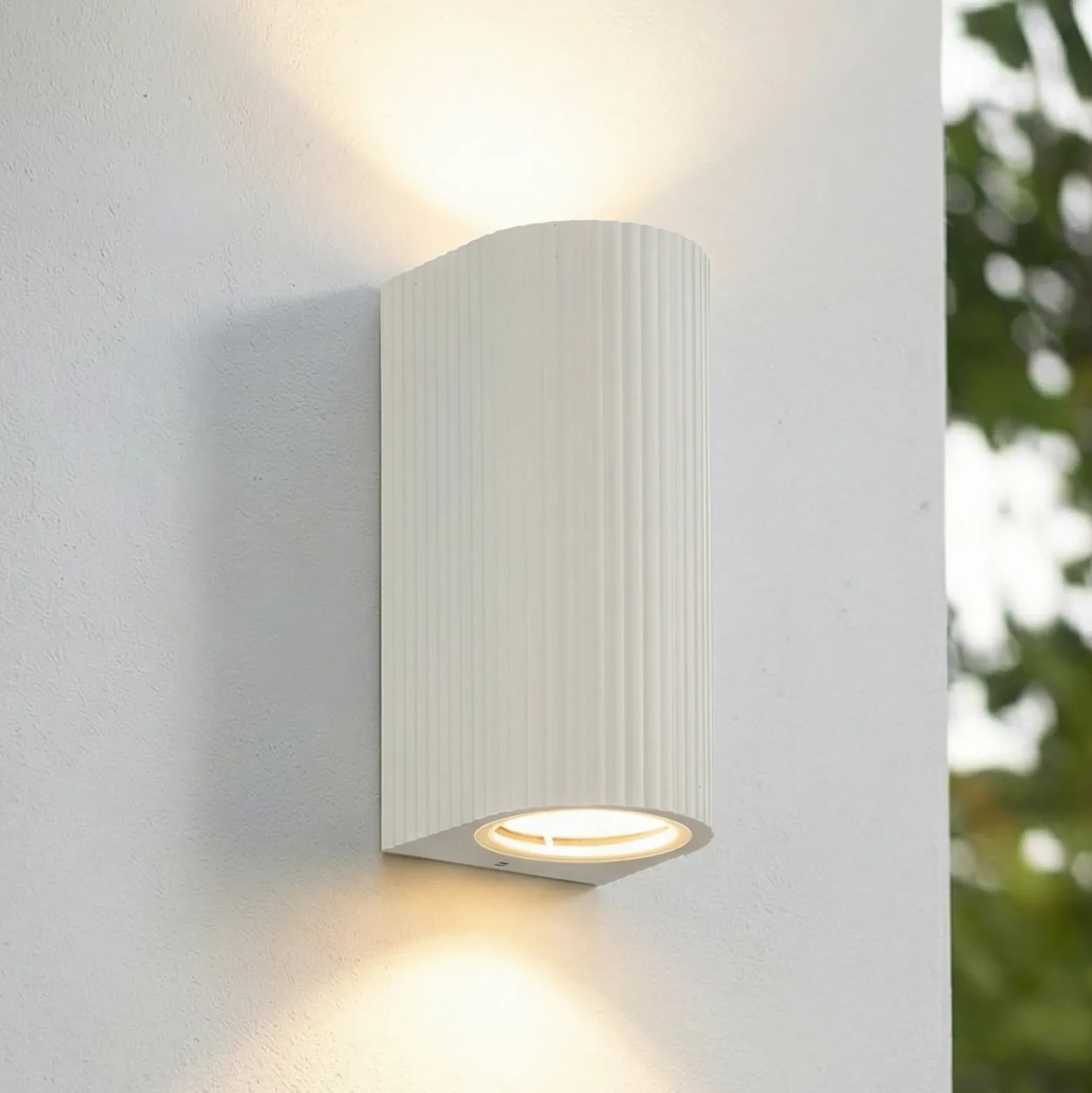 Aplique de exterior Lindby Aluvo, blanco, 16 cm, IP65, estriado