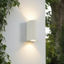 Aplique de exterior Lindby Aluvo, blanco, 16 cm, IP65, estriado