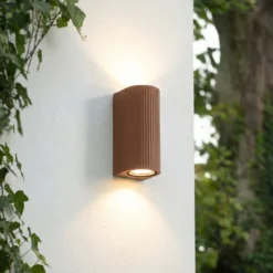 Aplique de exterior Lindby Aluvo, óxido, 16 cm, IP65, estriado