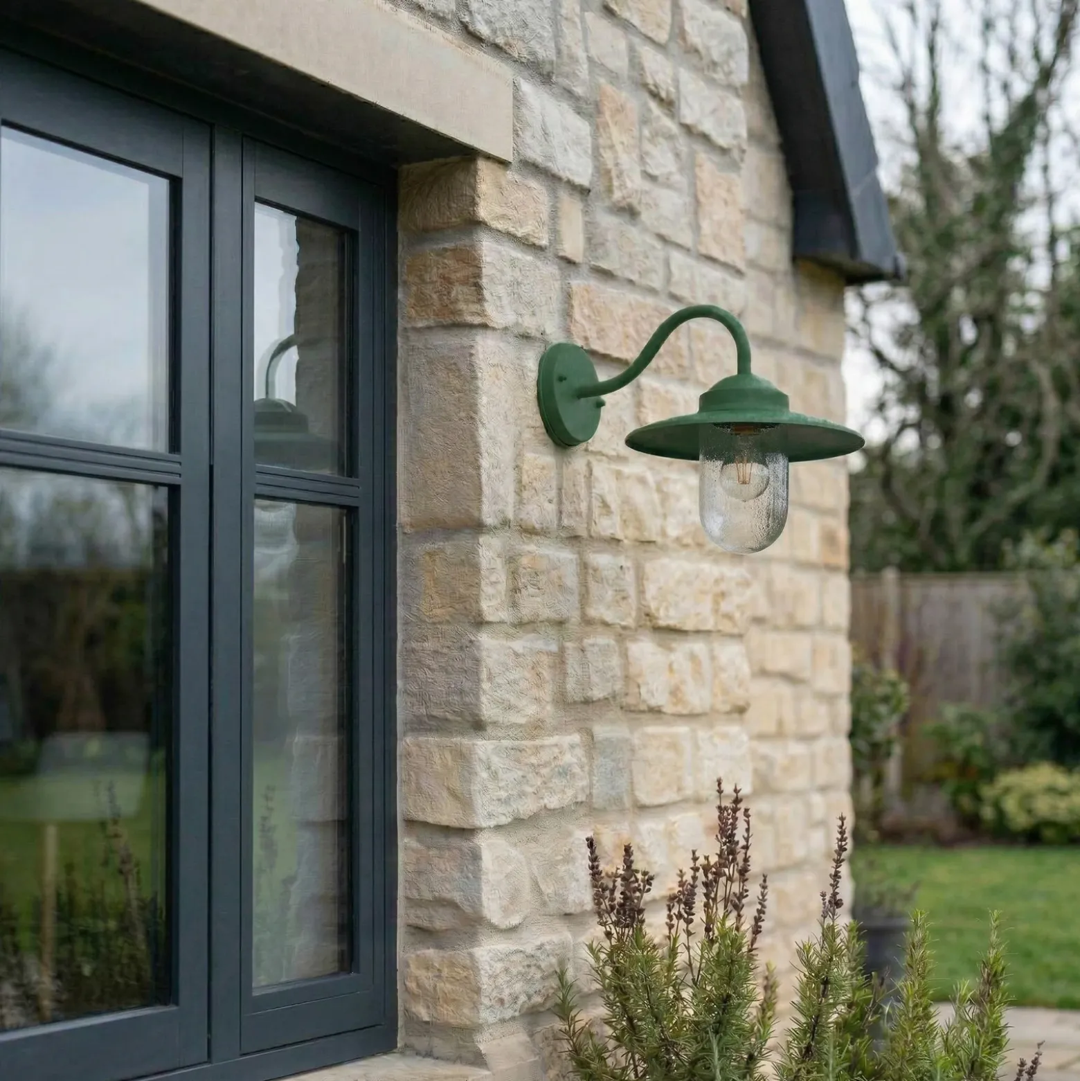 Aplique de exterior Lindby Bilma, verde, cristal, 29 cm de altura