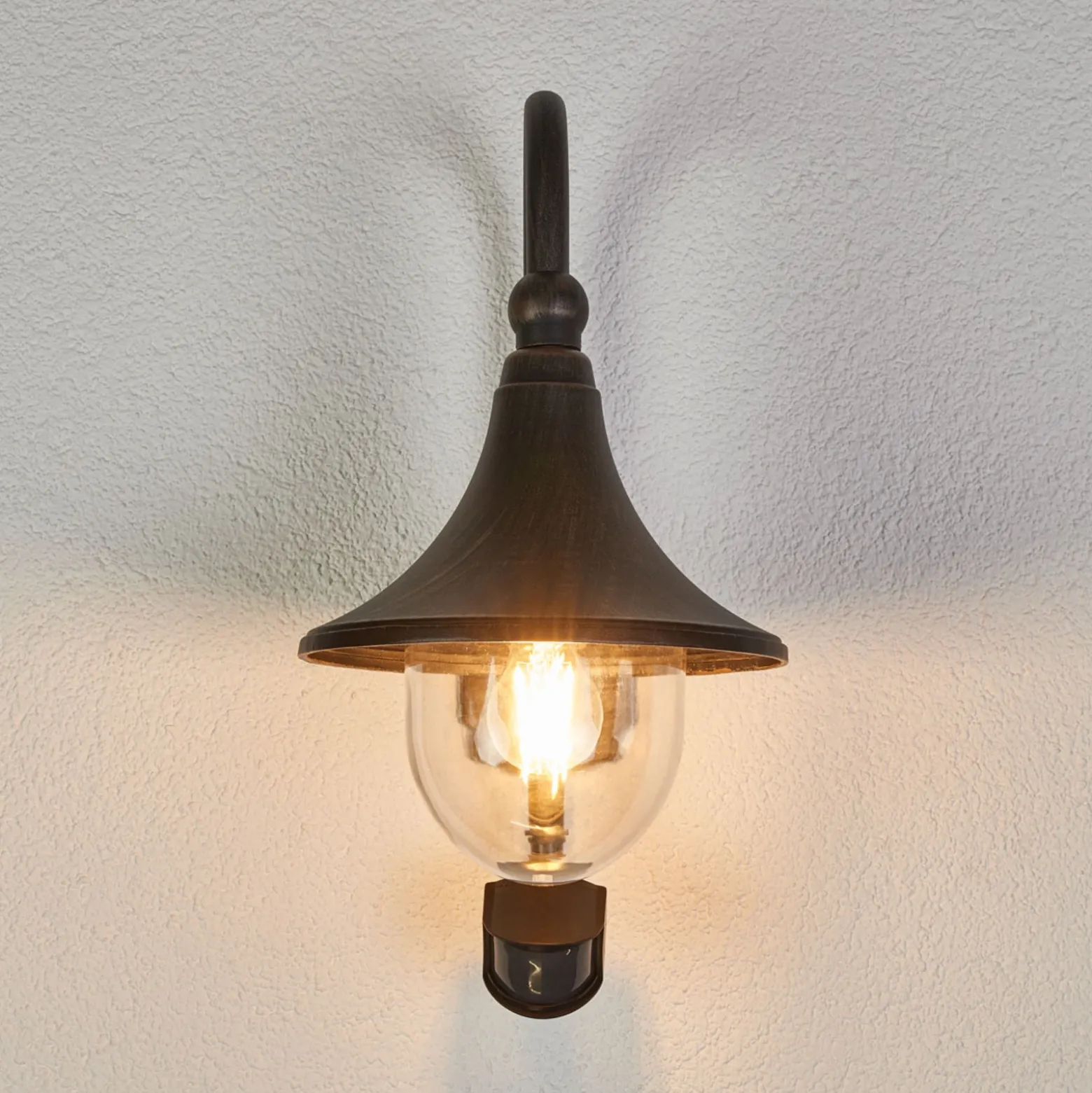Aplique de exterior Lindby Daphne, negro antiguo, con sensor, E27