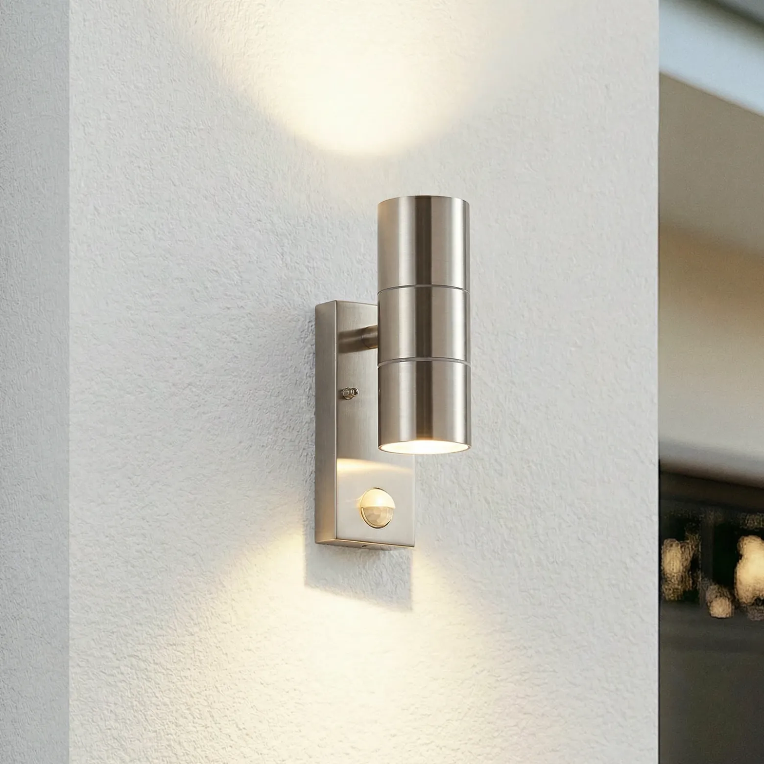 Aplique de exterior Lindby Eyrin, altura 22 cm, acero inoxidable, sensor
