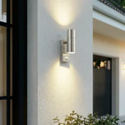 Aplique de exterior Lindby Eyrin, altura 22 cm, acero inoxidable, sensor