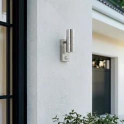 Aplique de exterior Lindby Eyrin, altura 22 cm, acero inoxidable, sensor