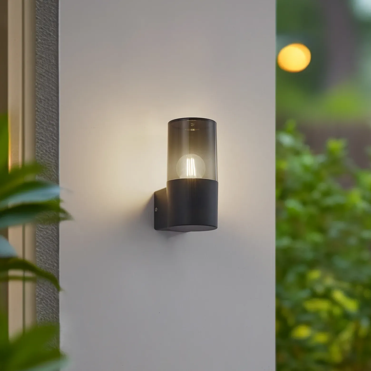 Aplique de exterior Lindby Heulo, Ø 8 cm, gris ahumado, aluminio