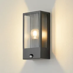Aplique de exterior Lindby Ilana, negro, sensor, IP44, E27