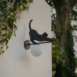 Aplique de exterior Lindby Katti, metal, negro, IP44, gato