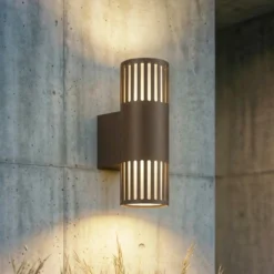 Aplique de exterior Lindby Lurinda, 2 luces, marrón, Ø10 cm, IP44