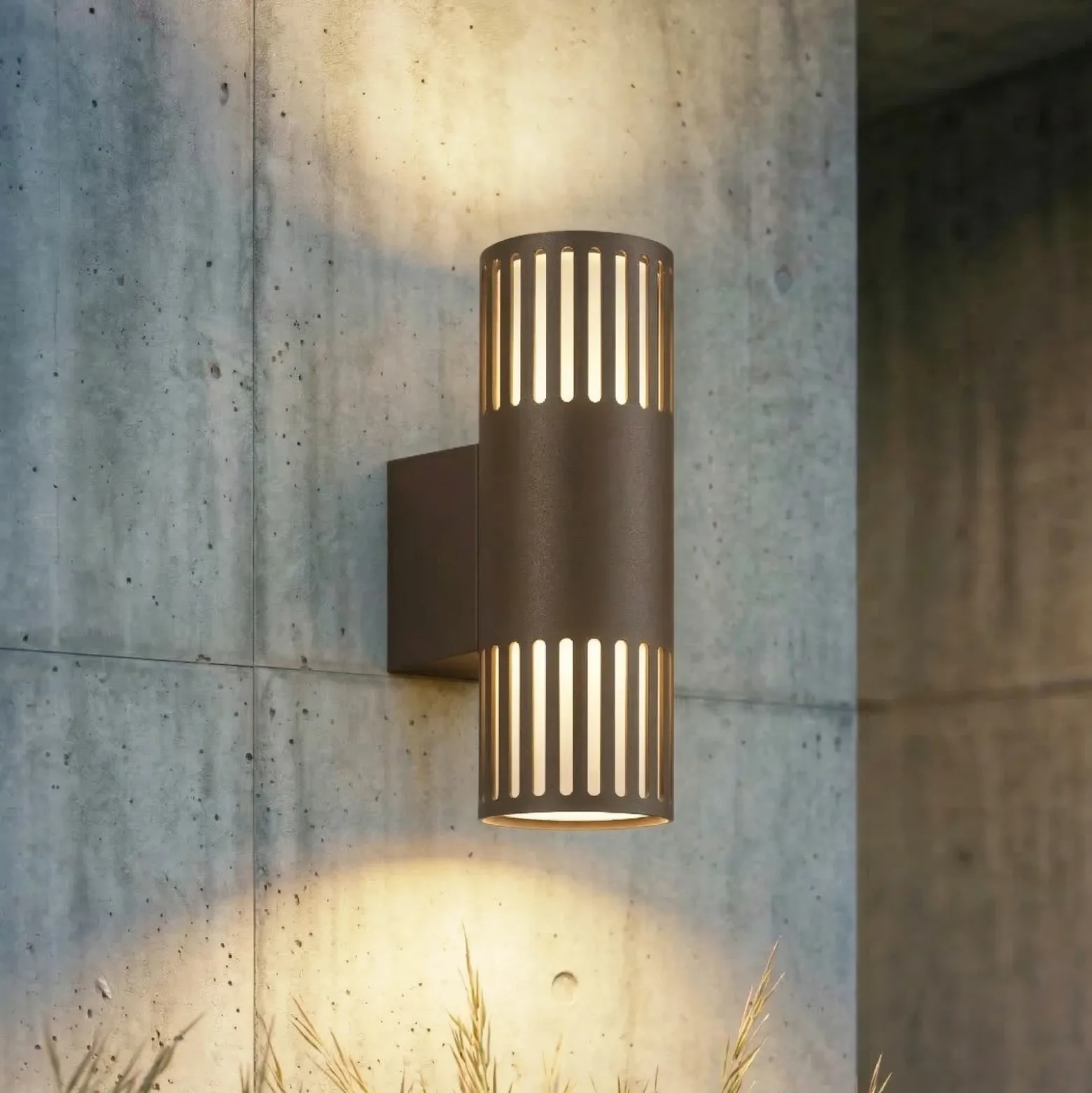 Aplique de exterior Lindby Lurinda, 2 luces, marrón, Ø10 cm, IP44