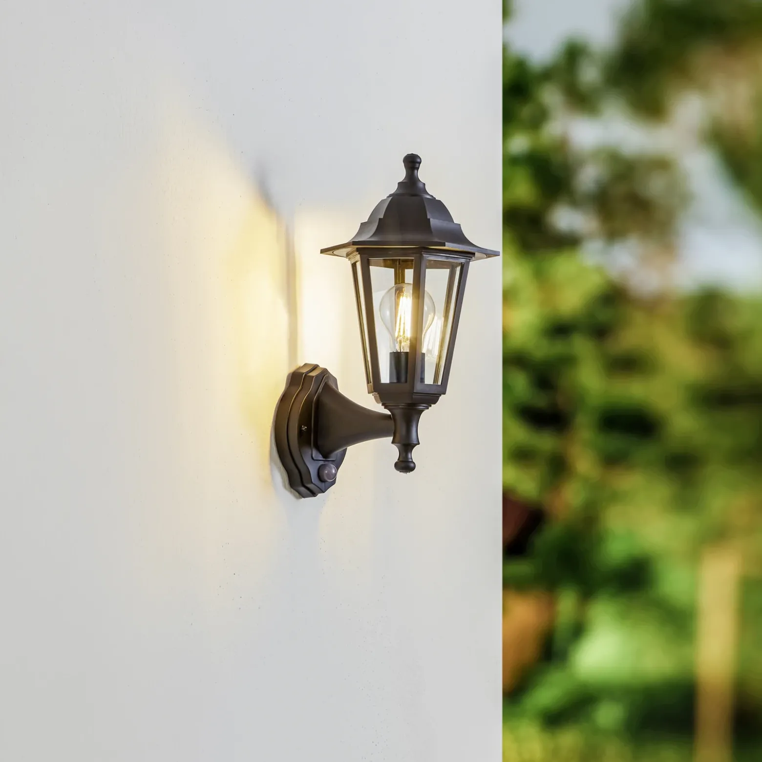 Aplique de exterior Lindby Nane, con sensor, farol, resistente al agua salada