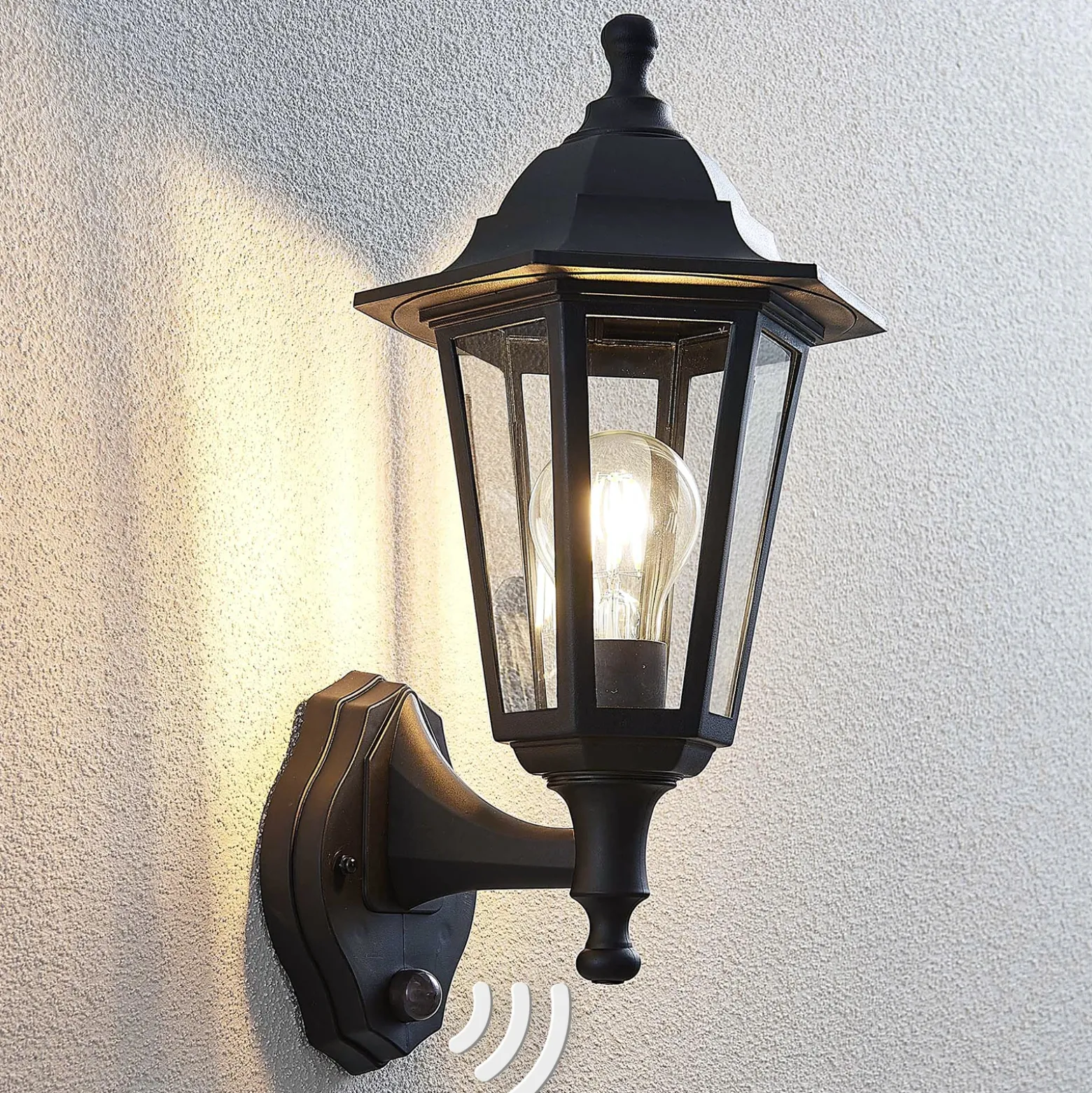 Aplique de exterior Lindby Nane, con sensor, farol, resistente al agua salada