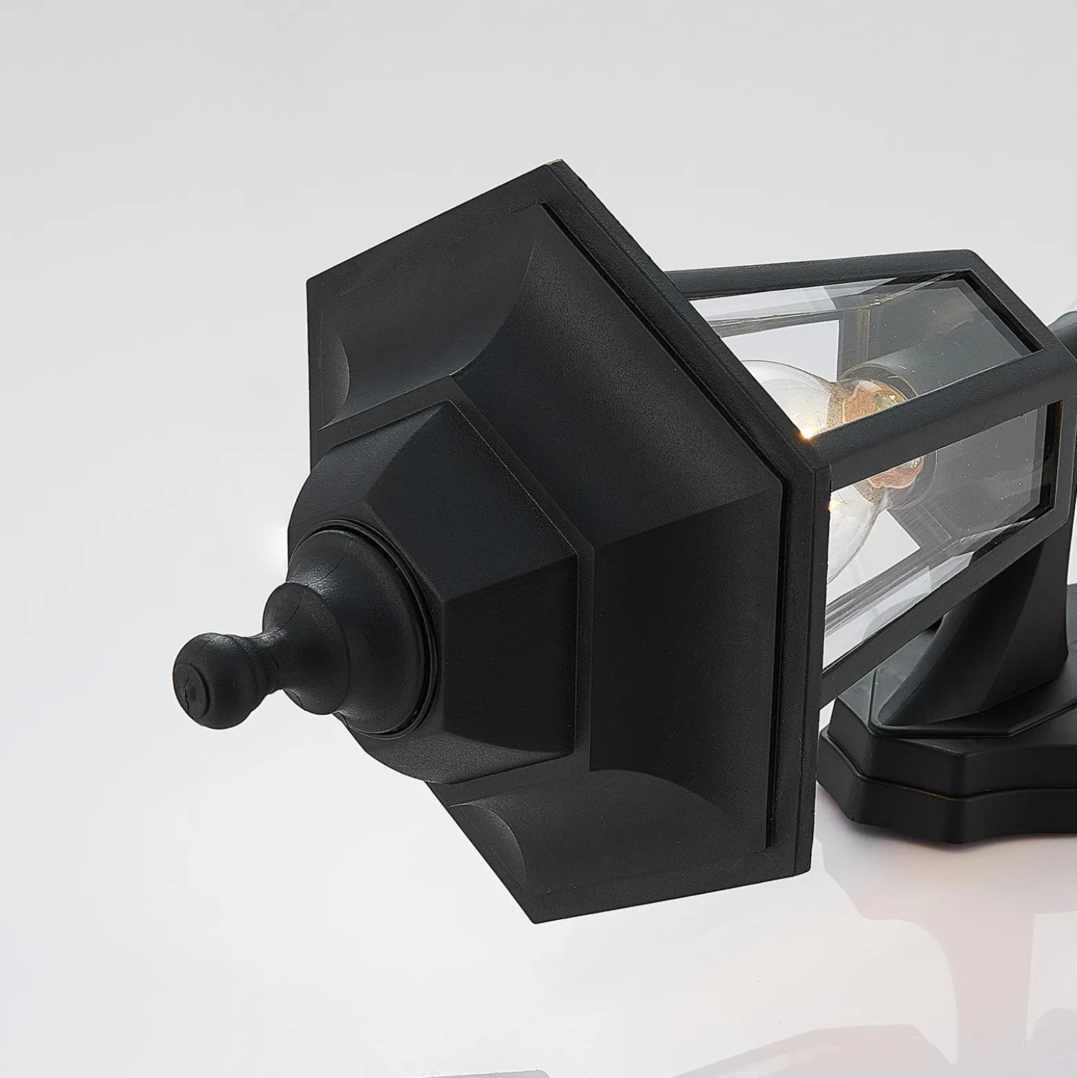 Aplique de exterior Lindby Nane, con sensor, farol, resistente al agua salada