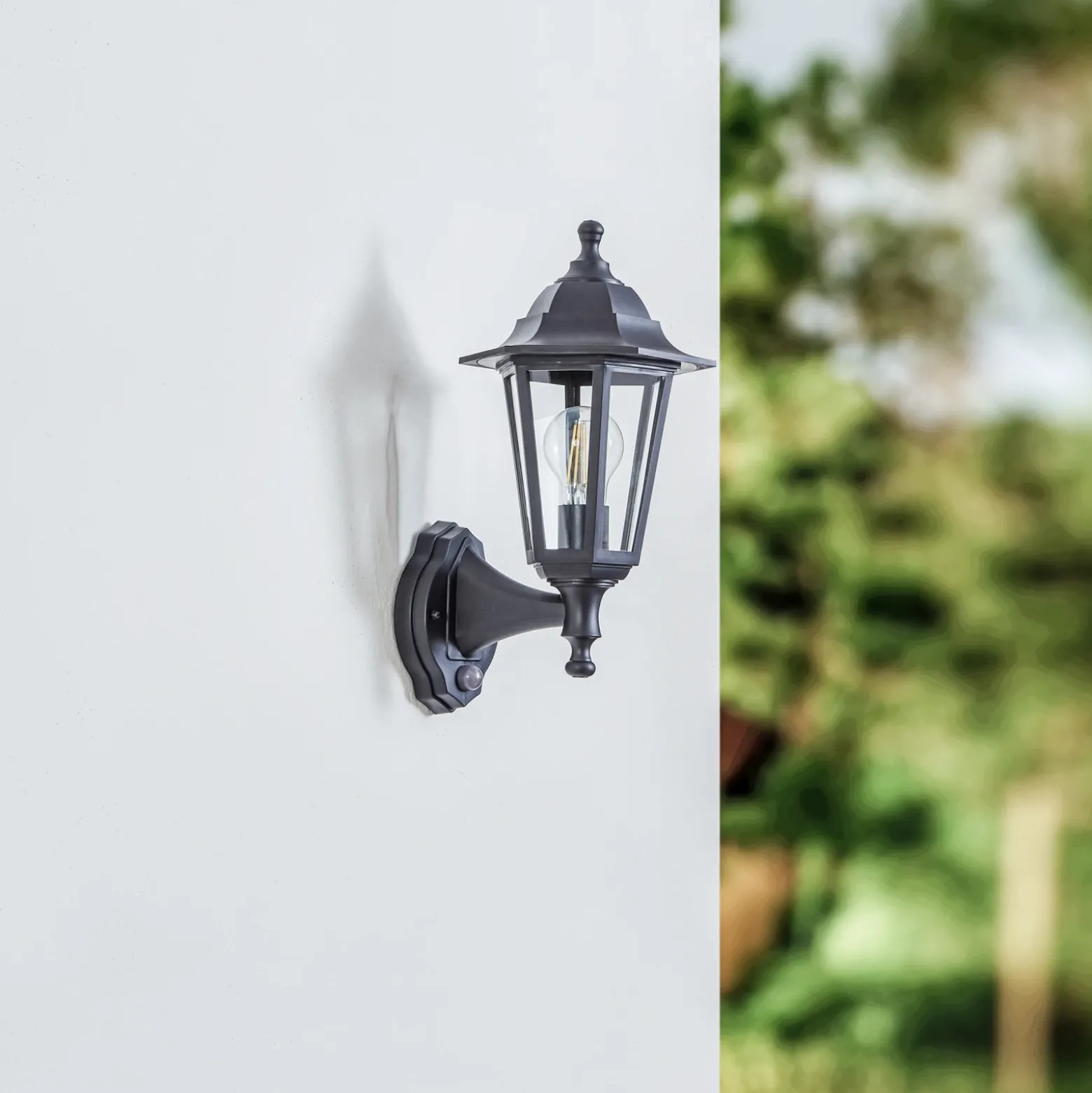 Aplique de exterior Lindby Nane, con sensor, farol, resistente al agua salada