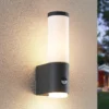 Aplique de exterior Lindby Okari con sensor, recto