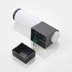 Aplique de exterior Lindby Okari con sensor, recto