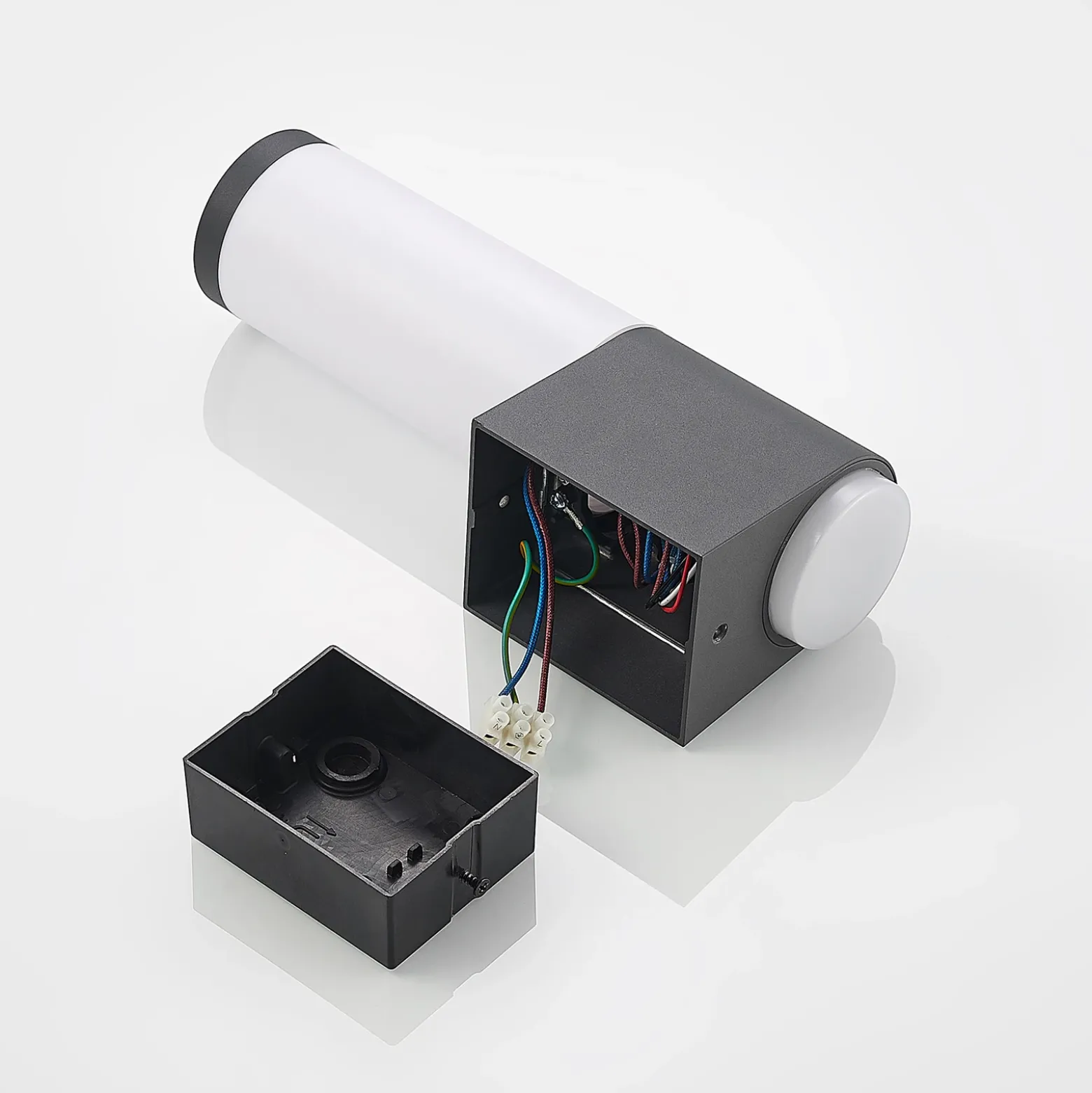 Aplique de exterior Lindby Okari con sensor, recto