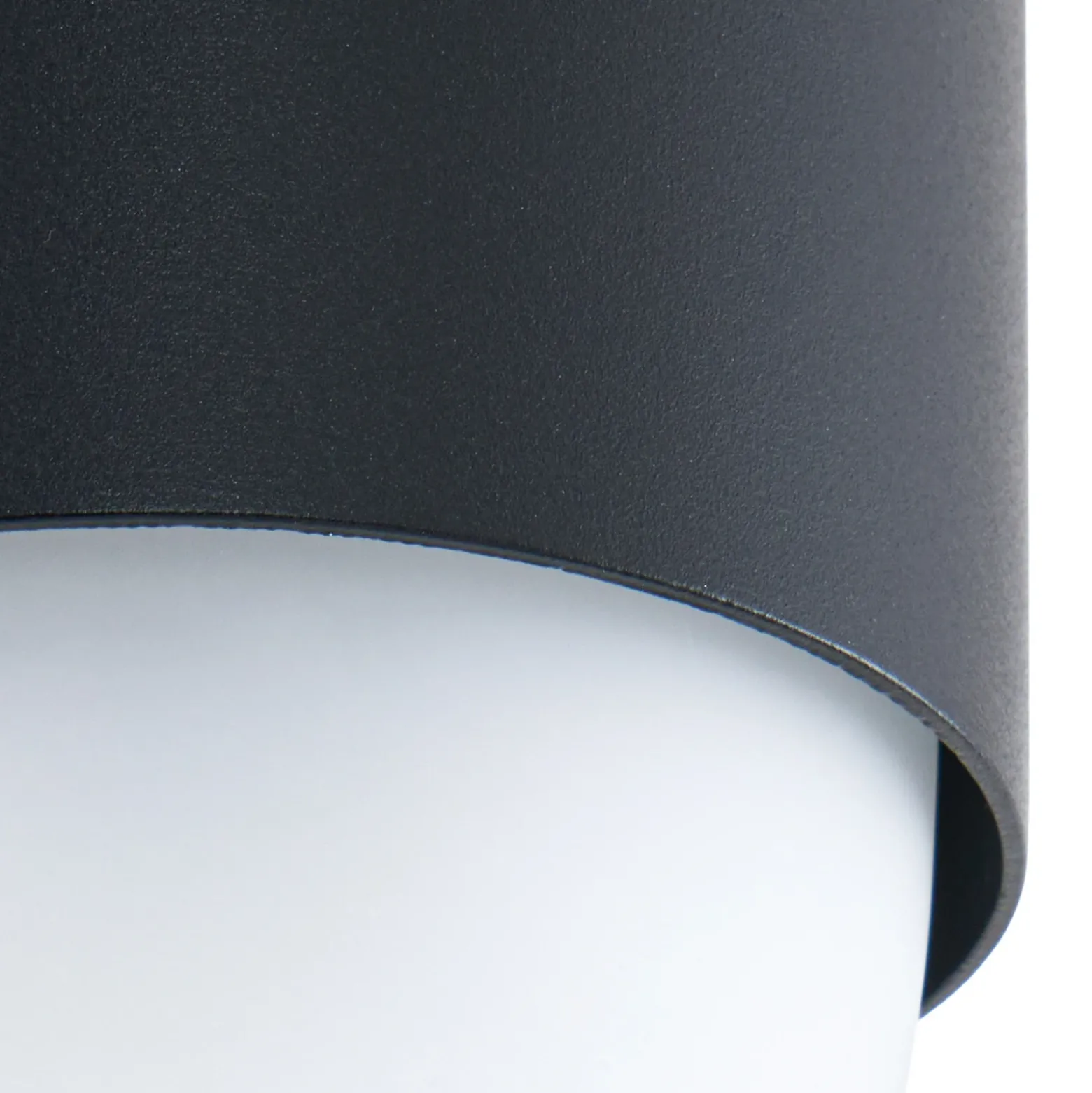 Aplique de exterior Lindby Pilva, negro, metal, IP44, E27