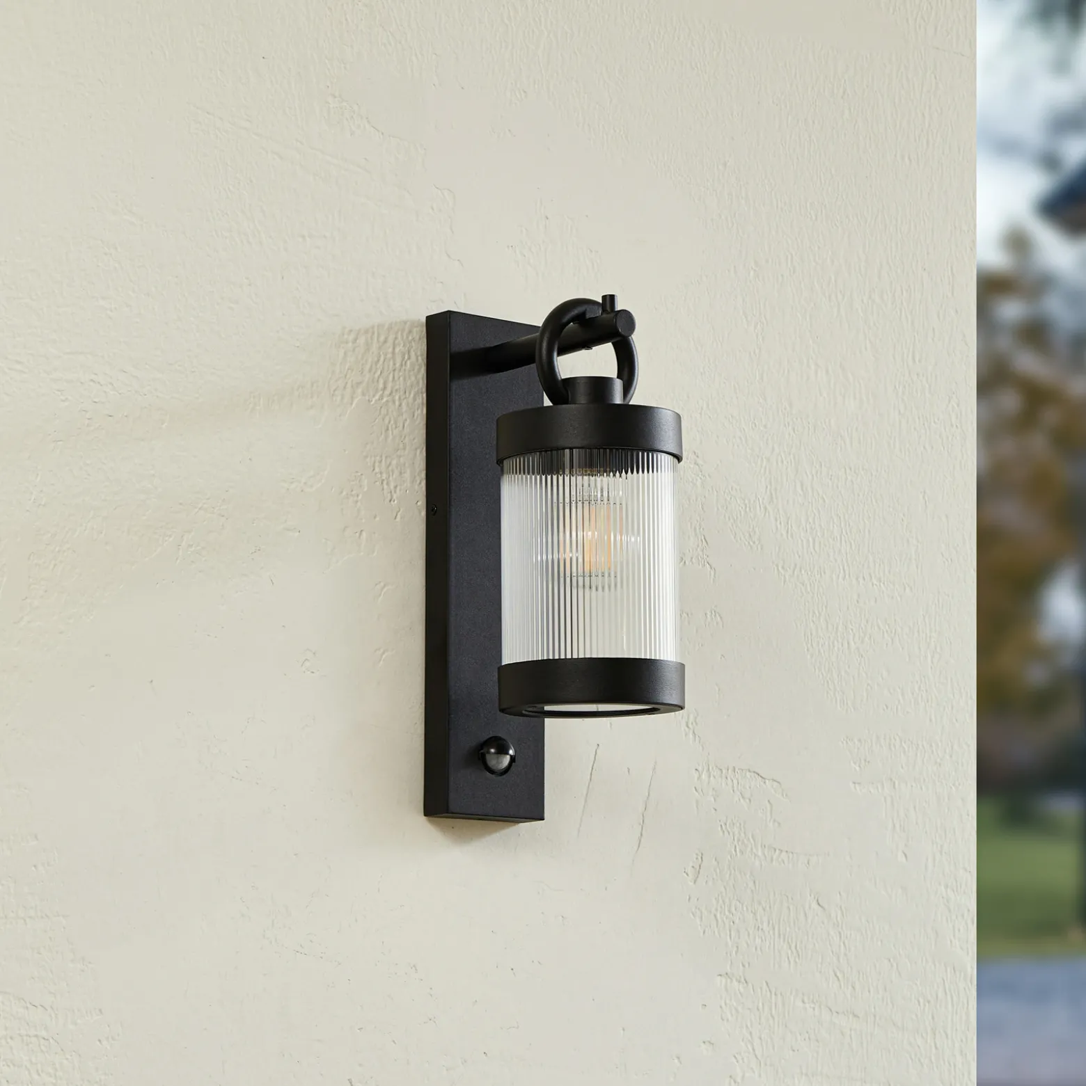 Aplique de exterior Lindby Yrene, 20 cm, negra, con sensor, Riffle
