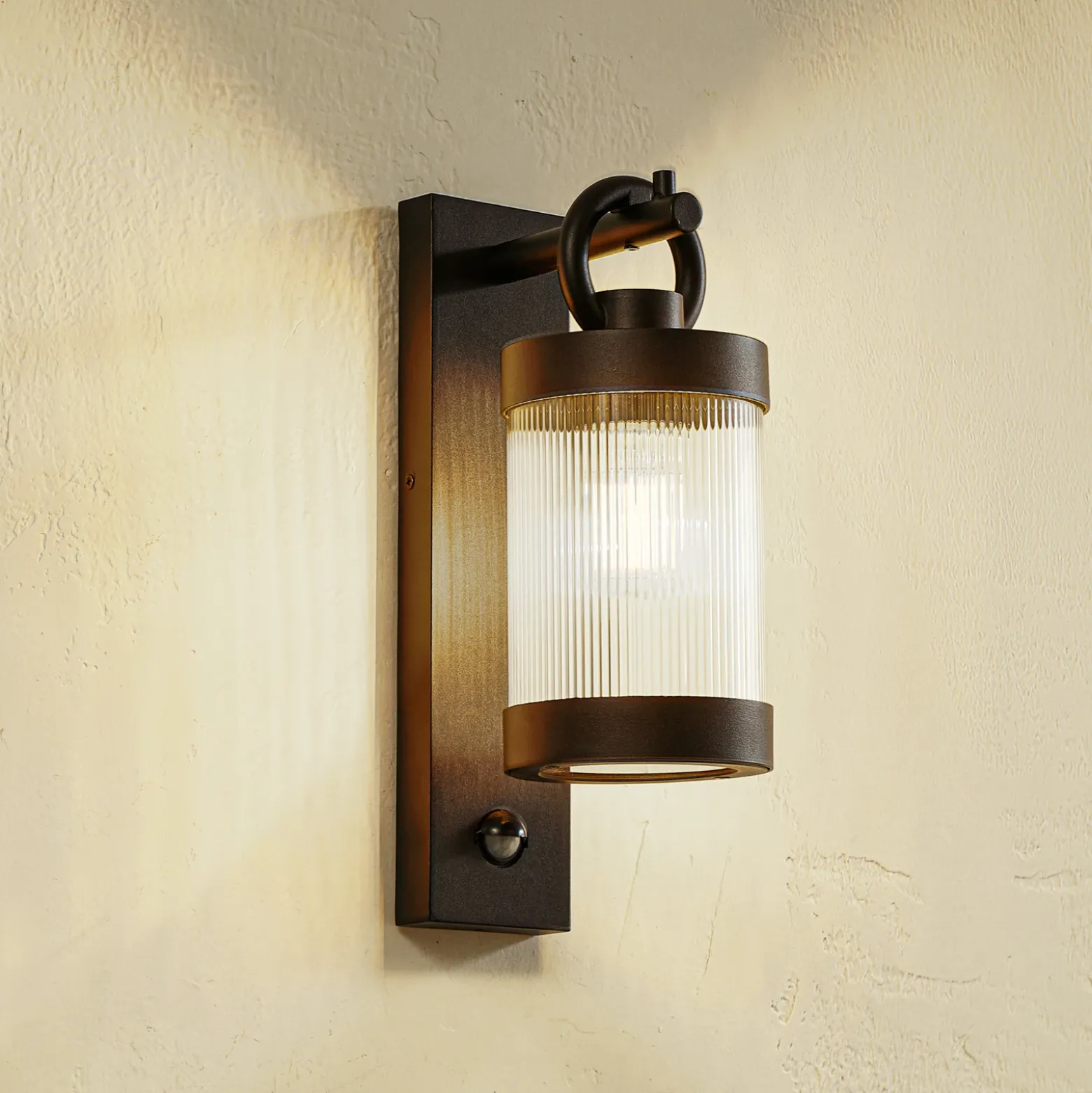 Aplique de exterior Lindby Yrene, 20 cm, negra, con sensor, Riffle