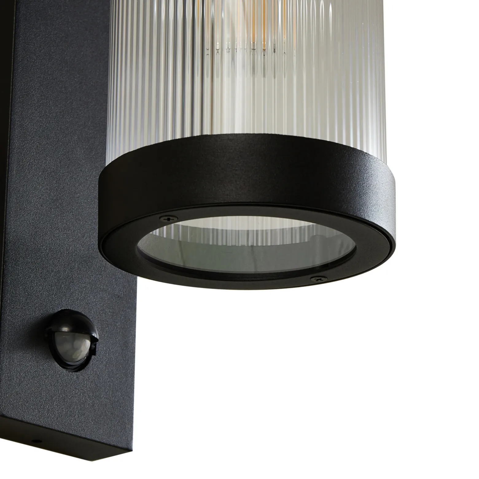Aplique de exterior Lindby Yrene, 20 cm, negra, con sensor, Riffle