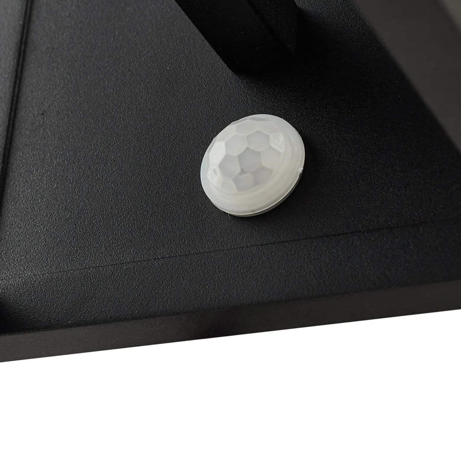 Aplique de exterior Lucande Annalea, gris humo, IP54, con sensor