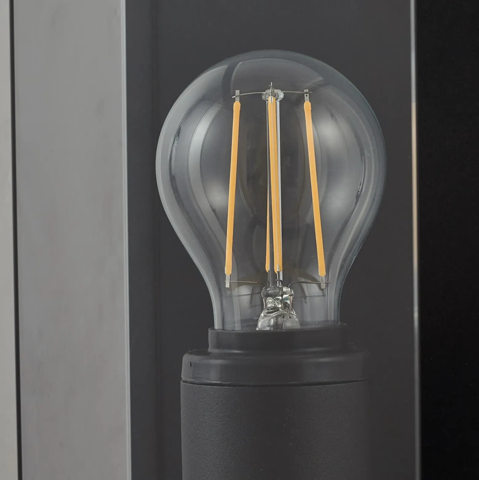 Aplique de exterior Lucande Annalea, gris humo, IP54, con sensor