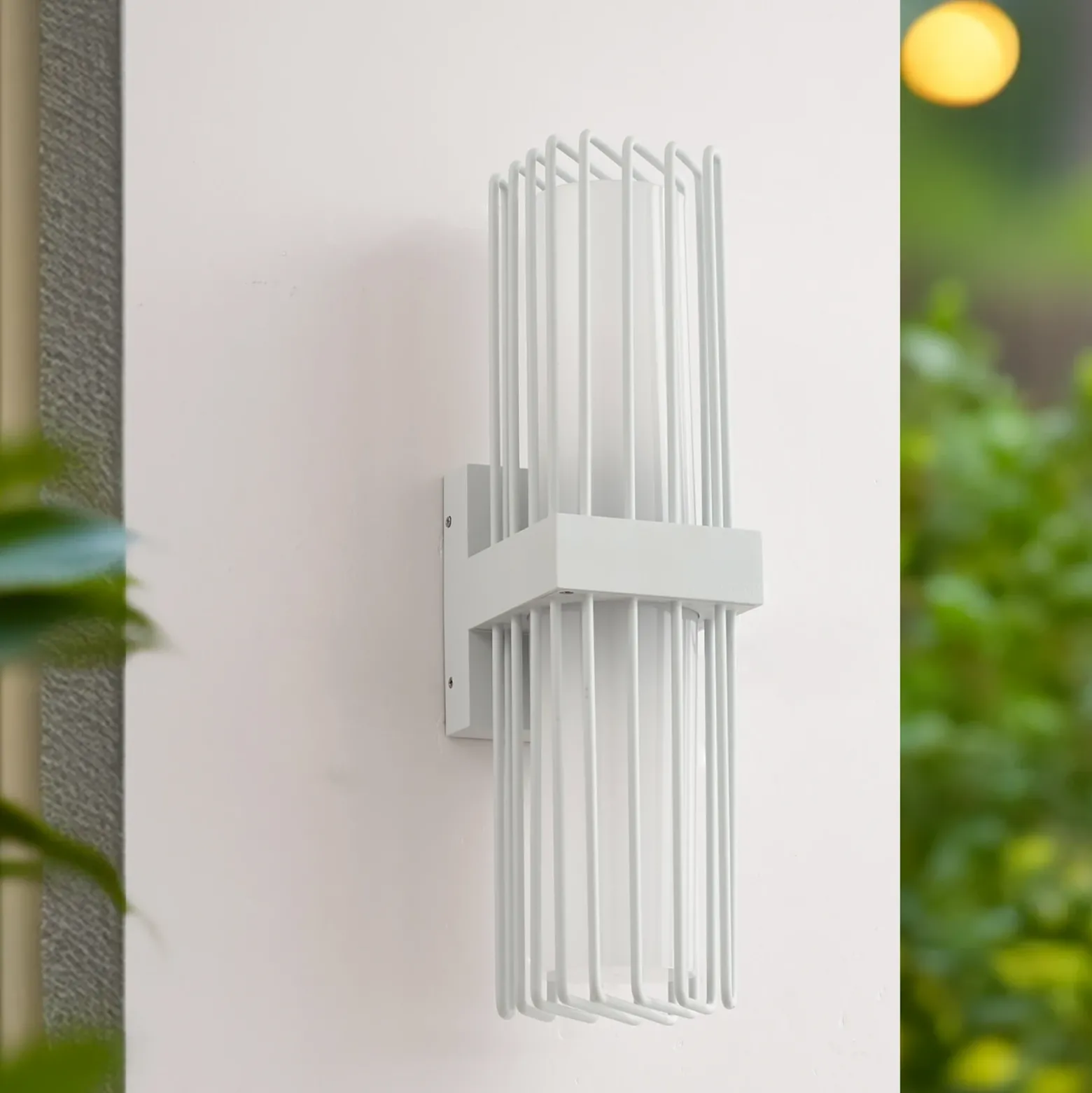 Aplique de exterior Lucande Chandan, 42 cm, blanco, metal, IP54