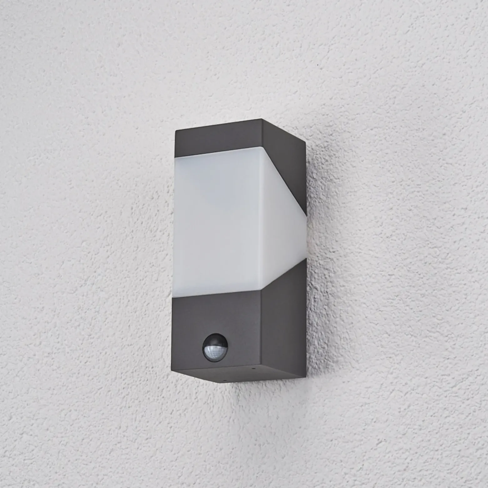 Aplique de exterior Lucande Kiran, con sensor, gris, IP44, E27