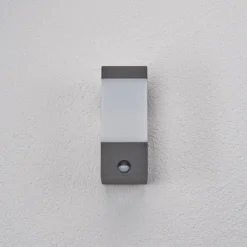 Aplique de exterior Lucande Kiran, con sensor, gris, IP44, E27