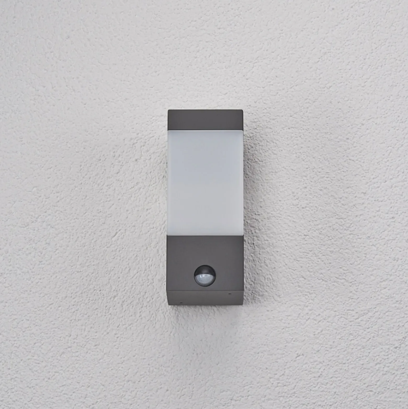 Aplique de exterior Lucande Kiran, con sensor, gris, IP44, E27