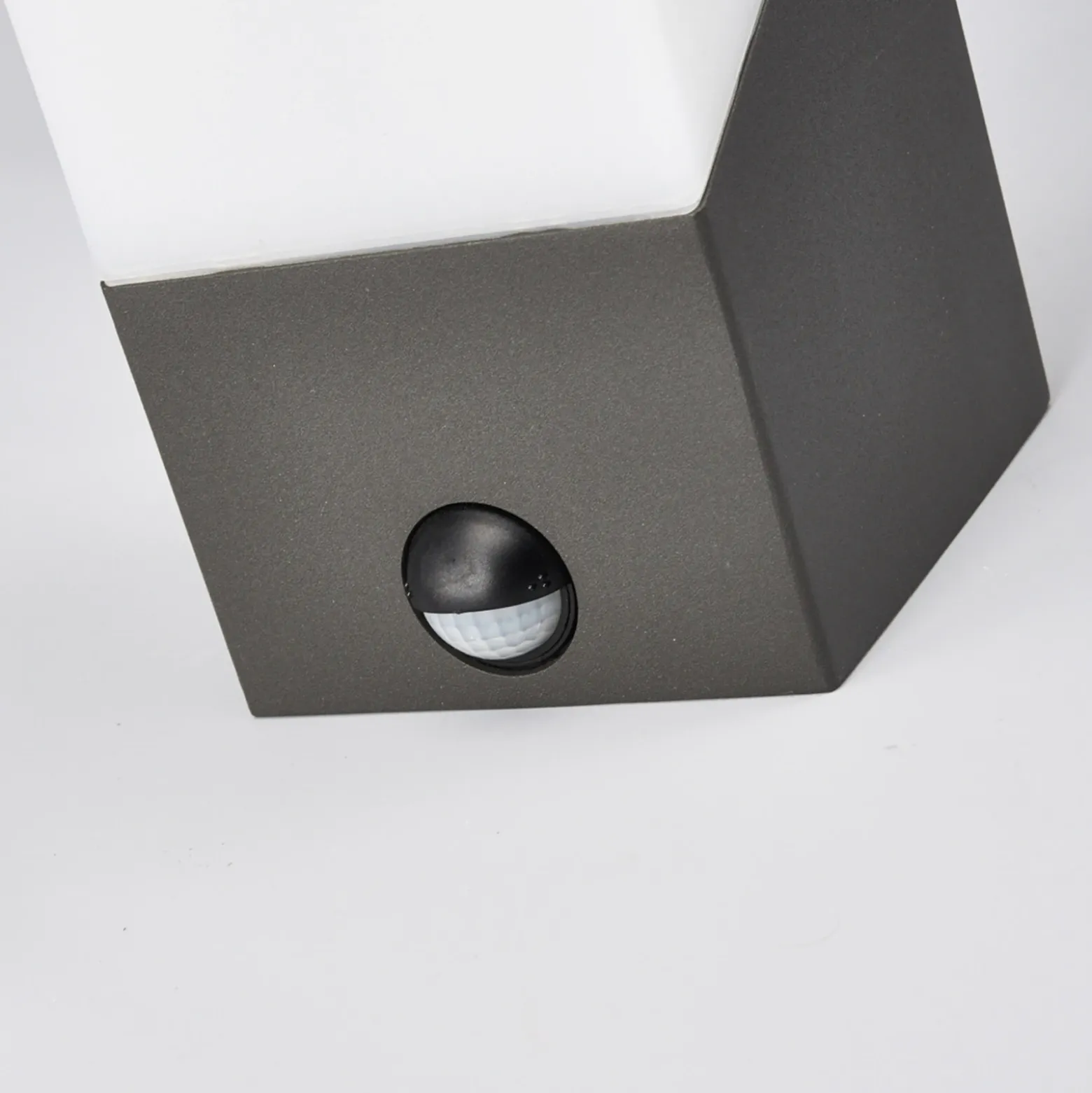 Aplique de exterior Lucande Kiran, con sensor, gris, IP44, E27