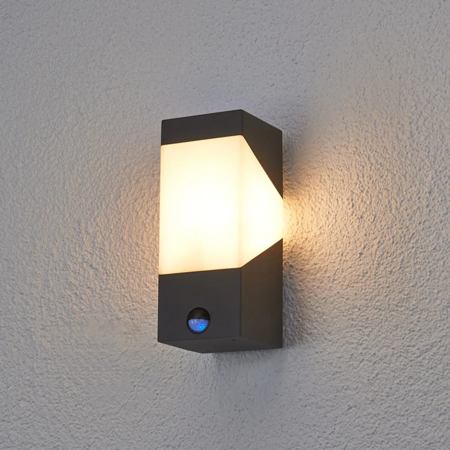 Aplique de exterior Lucande Kiran, con sensor, gris, IP44, E27