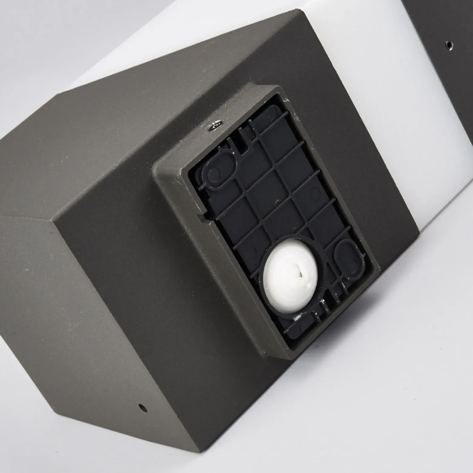 Aplique de exterior Lucande Kiran, con sensor, gris, IP44, E27