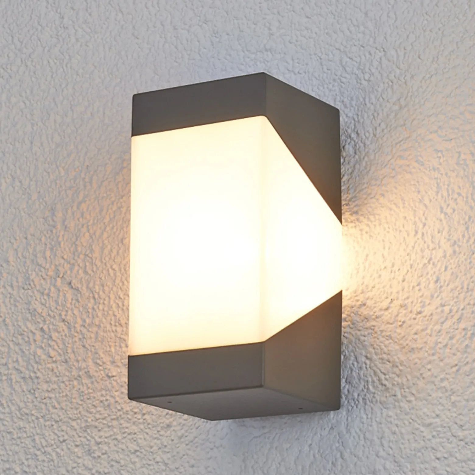 Aplique de exterior Lucande Kiran, gris, metal, IP44, E27