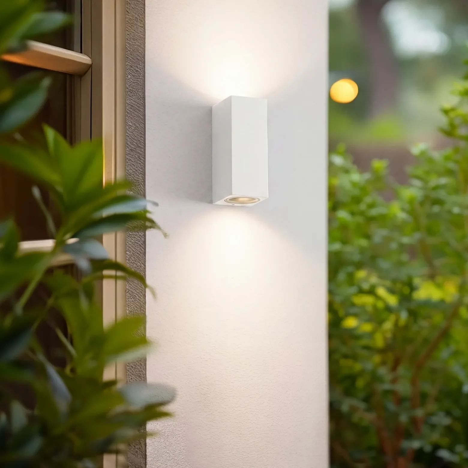 Aplique de exterior Lucande Xava, luz hacia arriba/abajo, blanca, 2 luces, GU10