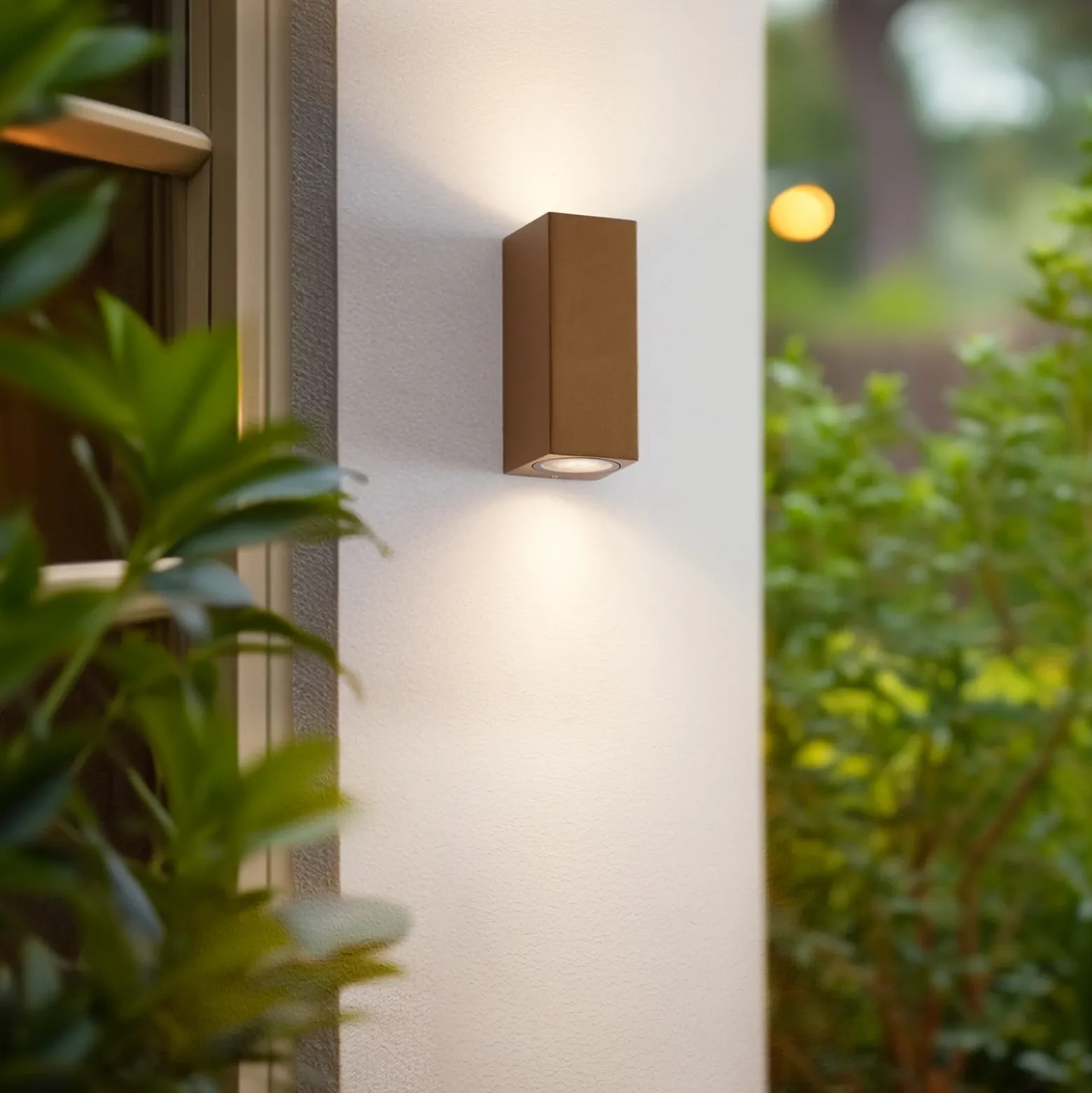 Aplique de exterior Lucande Xava, luz hacia arriba/abajo, marrón, 2 luces, GU10