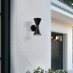 Aplique de exterior Lucande Xalor, negro, IP65, metal, GU10