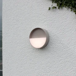 Aplique de exterior Meg LED recargable, color arena, Ø 15 cm