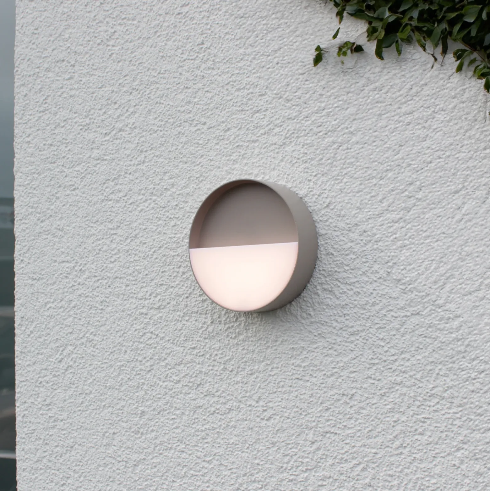 Aplique de exterior Meg LED recargable, color arena, Ø 15 cm