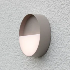 Aplique de exterior Meg LED recargable, color arena, Ø 15 cm