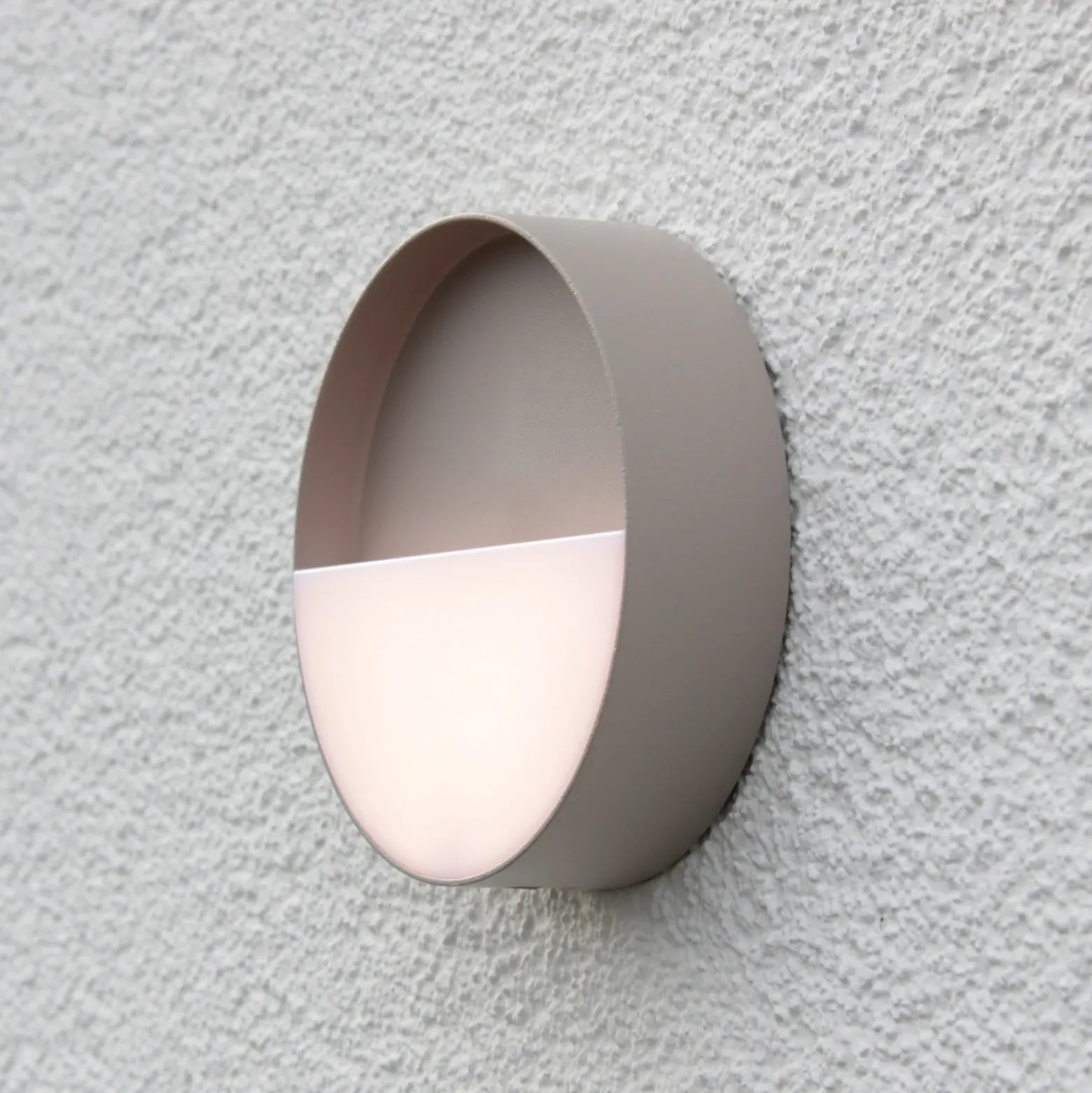 Aplique de exterior Meg LED recargable, color arena, Ø 15 cm