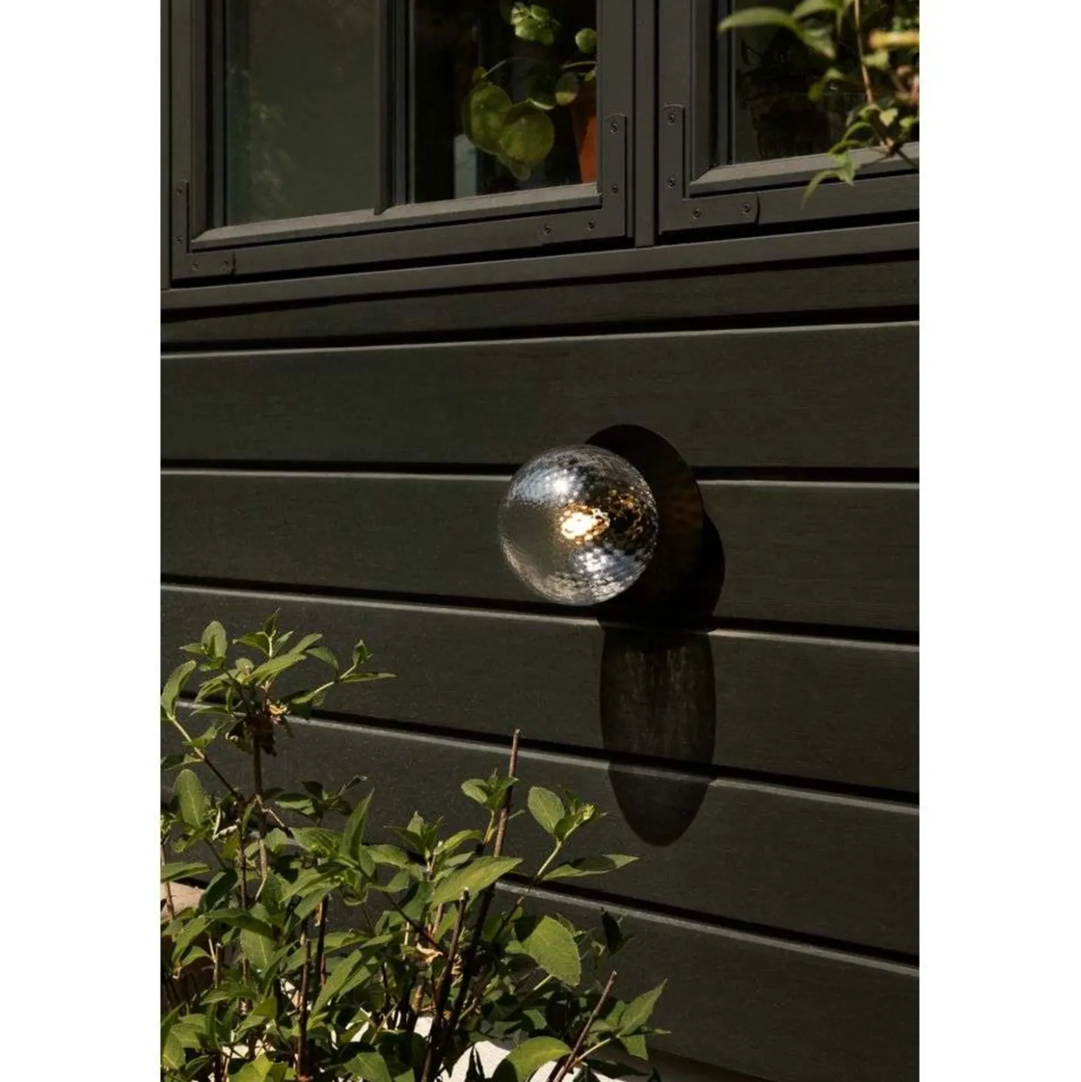 Aplique de exterior Nuura Liila, Ø 16 cm, negro/transparente