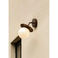 Aplique de exterior Nuura Liila, ancho 16 cm, bronce/ópalo