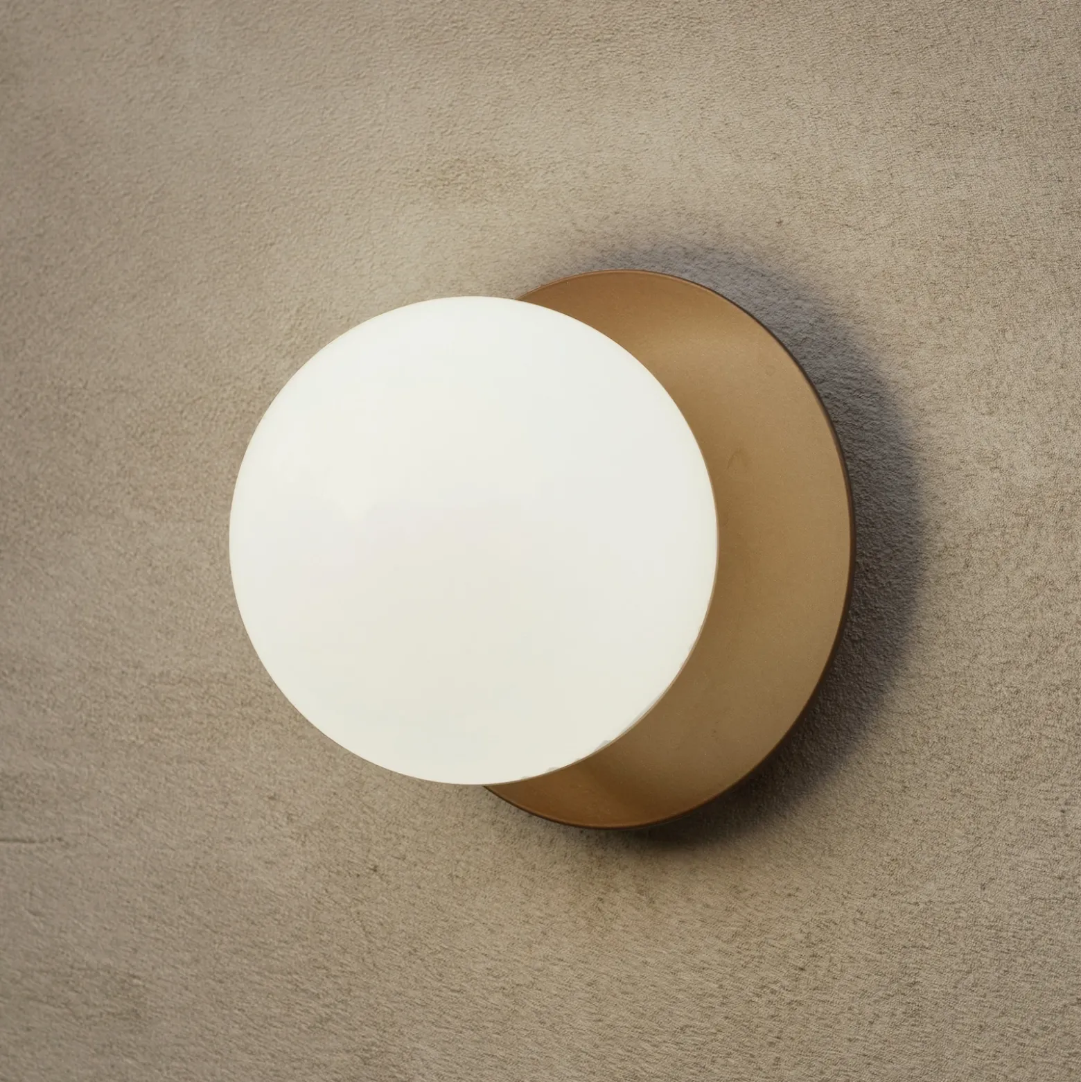 Aplique de exterior Nuura Liila, Ø 16 cm, bronce/ópalo
