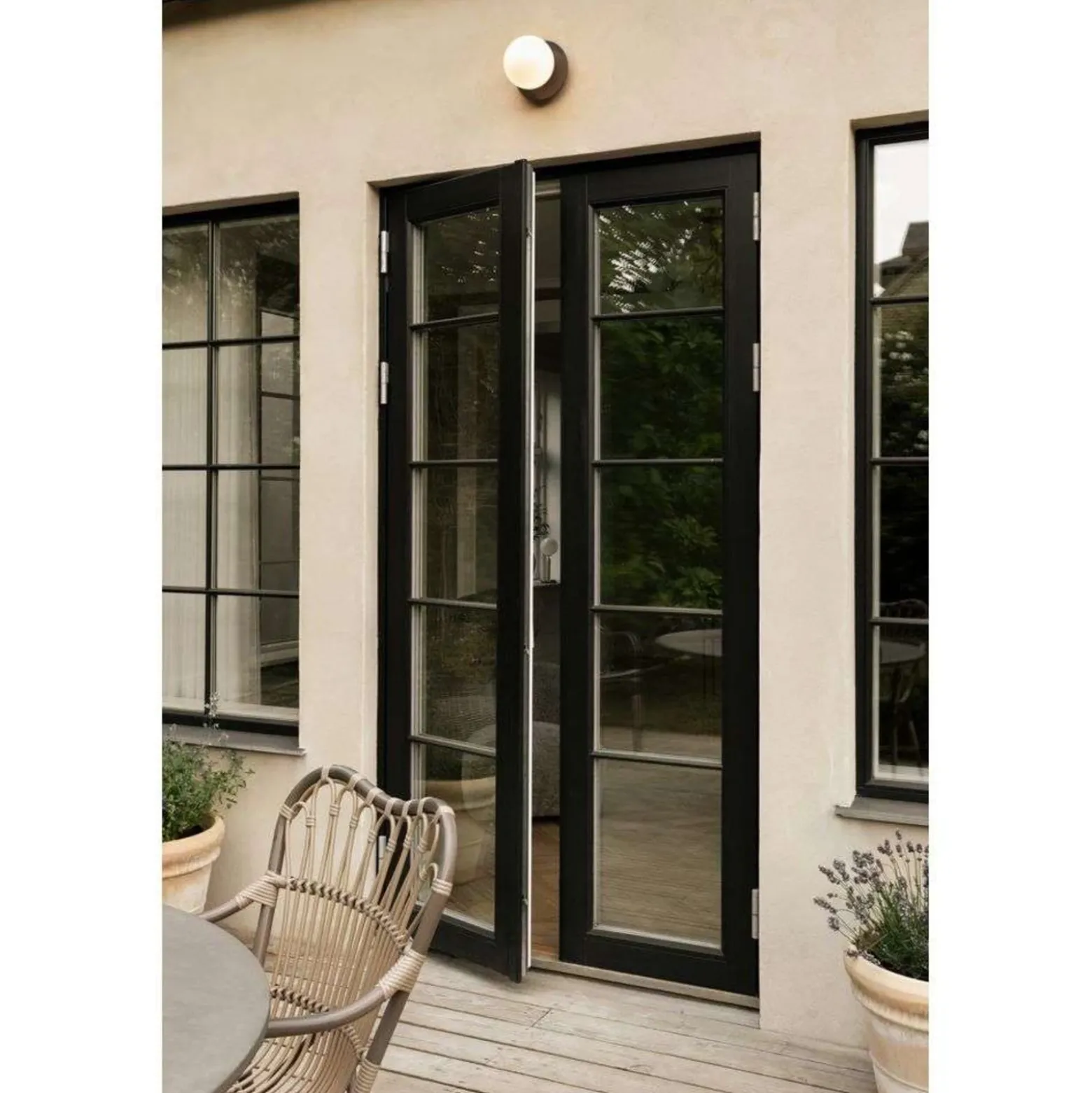 Aplique de exterior Nuura Liila, Ø 16 cm, bronce/ópalo
