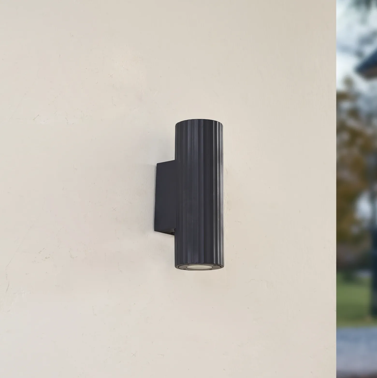 Aplique de pared Christa de Lindby, antracita, hormigón, 25 cm, estriado
