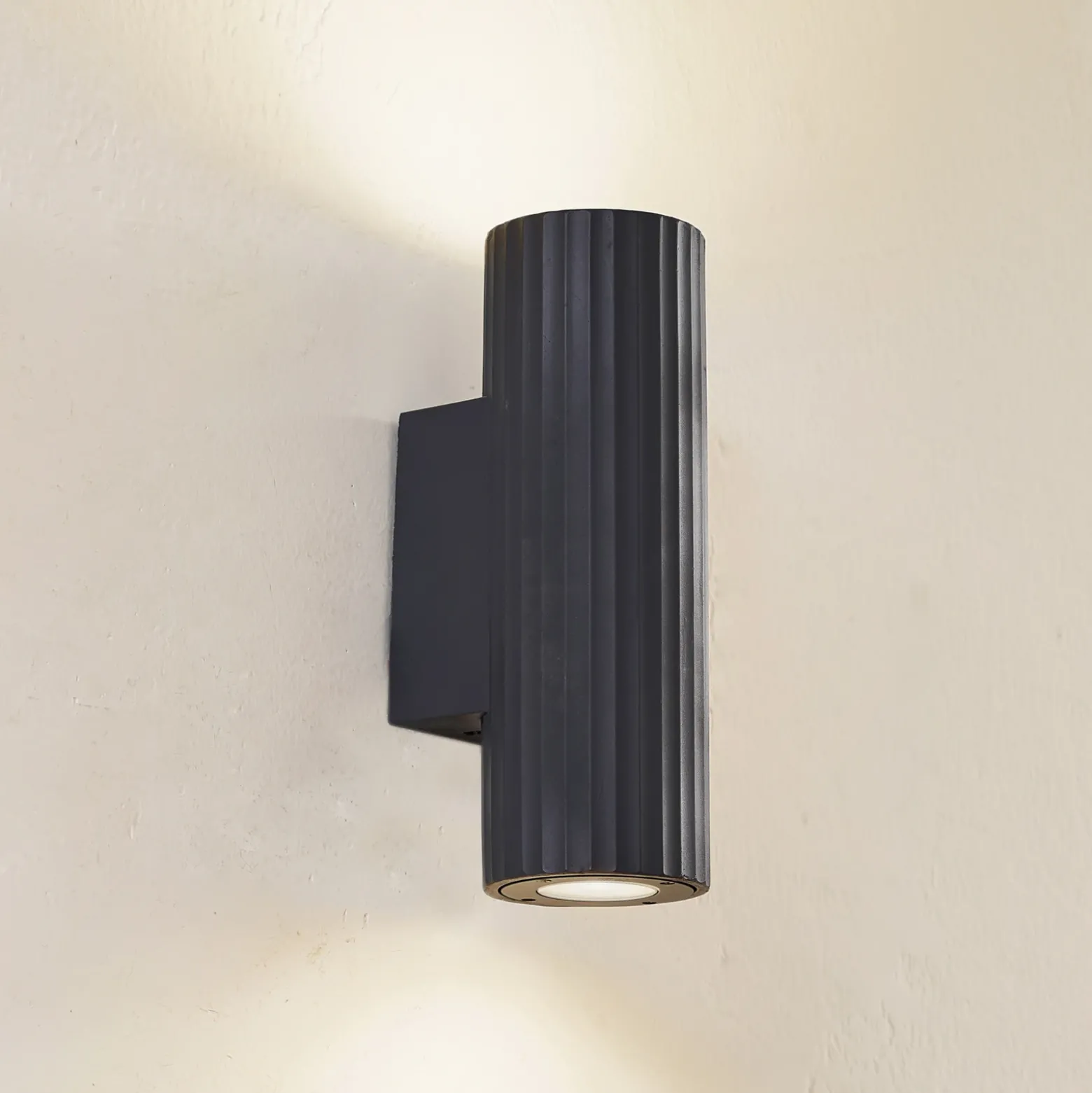 Aplique de pared Christa de Lindby, antracita, hormigón, 25 cm, estriado