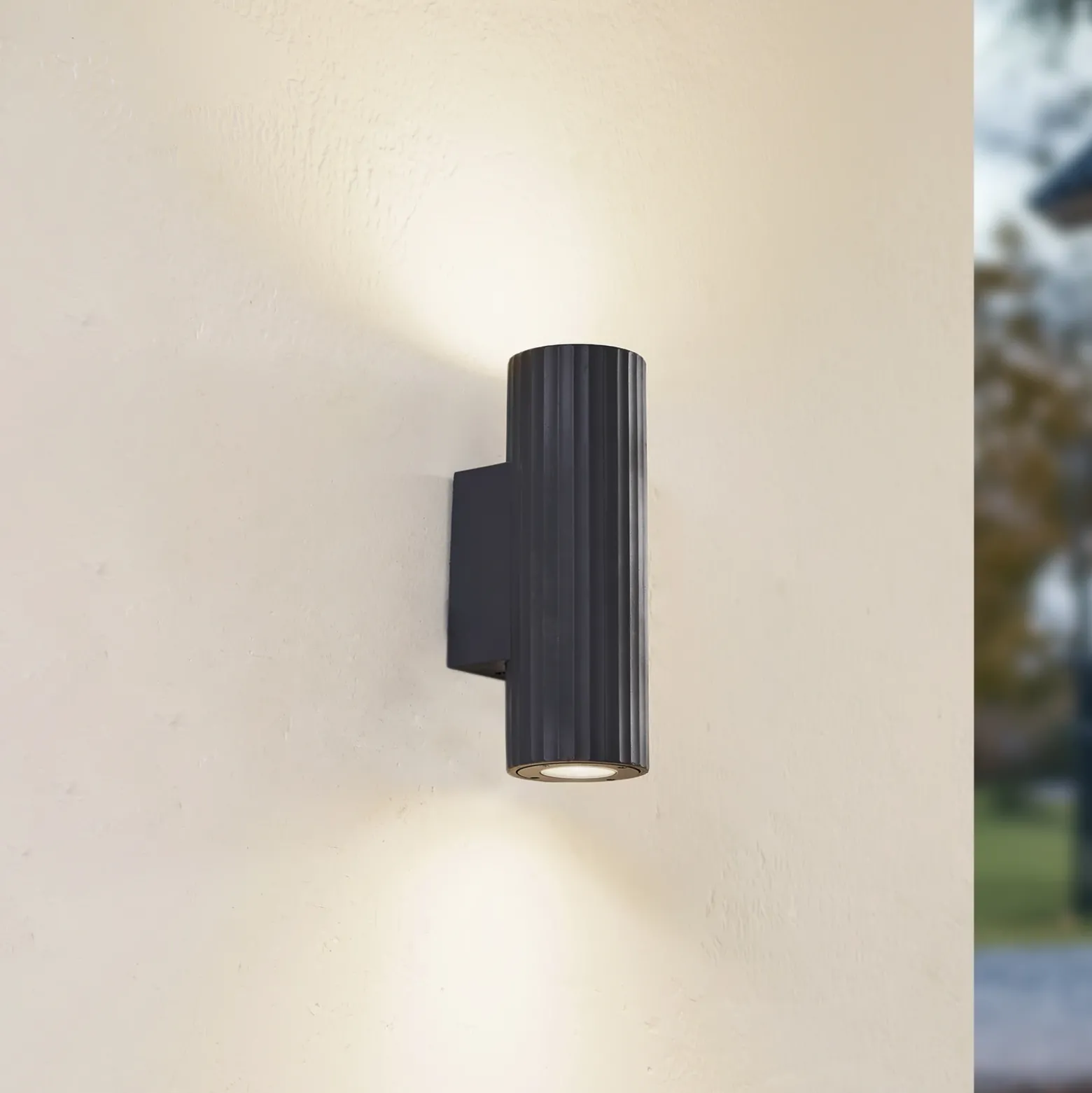 Aplique de pared Christa de Lindby, antracita, hormigón, 25 cm, estriado