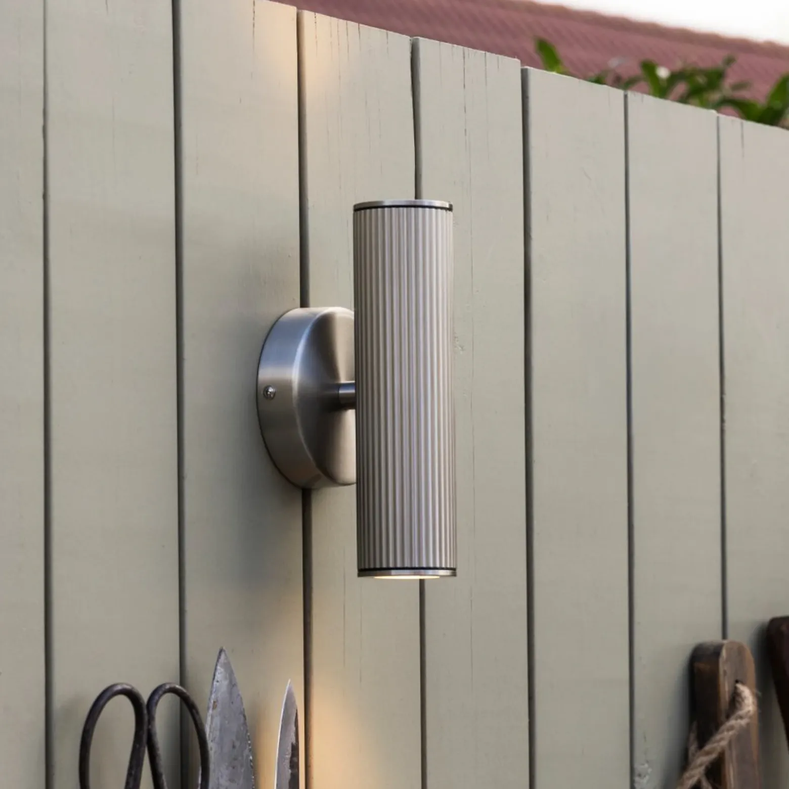 Aplique de pared Hubble de Globen Lighting, acero, altura 21 cm, IP44